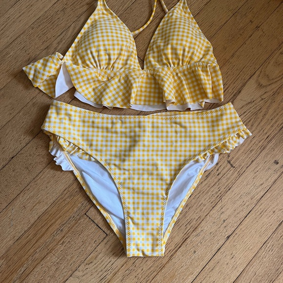 Cupshe yellow gingham bikini. Size L. Adj. straps. Worn once. - Picture 2 of 7